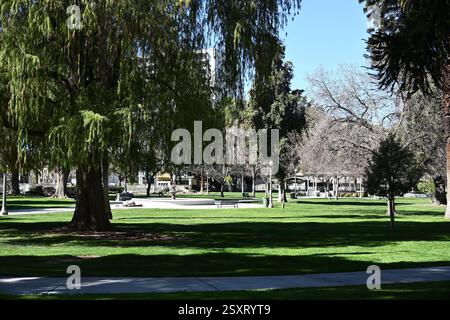 RIVERSIDE, CALIFORNIA - 23 febbraio 2024: White Park è un parco panoramico con sentieri per passeggiate, un gazebo e giardini con piante esotiche. Foto Stock