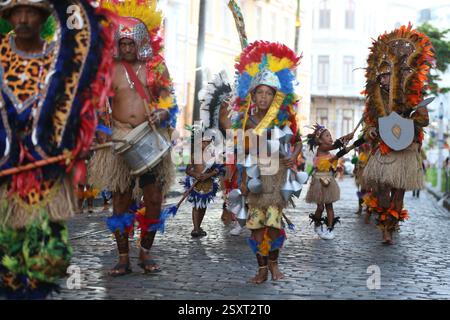 Recife, Brasile. 25 febbraio 2025. PE - RECIFE - 02/25/2025 - CARNEVALE DI RECIFE, INCONTRO DI CABOCLINHOS E TRIBÙ INDIGENE - incontro di Caboclinhos e tribù indigene nel quartiere di Recife nell'area centrale della capitale Pernambuco. 24 gruppi seguono una processione da Avenida Rio Branco a Praca do Arsenal. Foto: Marlon Costa/AGIF (foto di Marlon Costa/AGIF/Sipa USA) credito: SIPA USA/Alamy Live News Foto Stock
