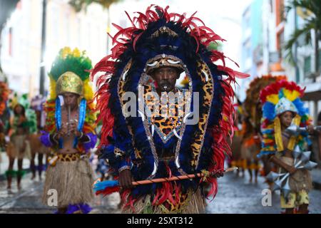 Recife, Brasile. 25 febbraio 2025. PE - RECIFE - 02/25/2025 - CARNEVALE DI RECIFE, INCONTRO DI CABOCLINHOS E TRIBÙ INDIGENE - incontro di Caboclinhos e tribù indigene nel quartiere di Recife nell'area centrale della capitale Pernambuco. 24 gruppi seguono una processione da Avenida Rio Branco a Praca do Arsenal. Foto: Marlon Costa/AGIF (foto di Marlon Costa/AGIF/Sipa USA) credito: SIPA USA/Alamy Live News Foto Stock