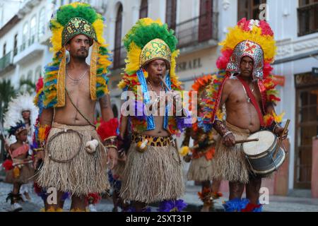 Recife, Brasile. 25 febbraio 2025. PE - RECIFE - 02/25/2025 - CARNEVALE DI RECIFE, INCONTRO DI CABOCLINHOS E TRIBÙ INDIGENE - incontro di Caboclinhos e tribù indigene nel quartiere di Recife nell'area centrale della capitale Pernambuco. 24 gruppi seguono una processione da Avenida Rio Branco a Praca do Arsenal. Foto: Marlon Costa/AGIF (foto di Marlon Costa/AGIF/Sipa USA) credito: SIPA USA/Alamy Live News Foto Stock