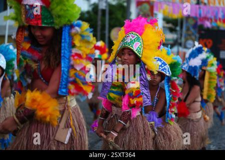 Recife, Brasile. 25 febbraio 2025. PE - RECIFE - 02/25/2025 - CARNEVALE DI RECIFE, INCONTRO DI CABOCLINHOS E TRIBÙ INDIGENE - incontro di Caboclinhos e tribù indigene nel quartiere di Recife nell'area centrale della capitale Pernambuco. 24 gruppi seguono una processione da Avenida Rio Branco a Praca do Arsenal. Foto: Marlon Costa/AGIF (foto di Marlon Costa/AGIF/Sipa USA) credito: SIPA USA/Alamy Live News Foto Stock