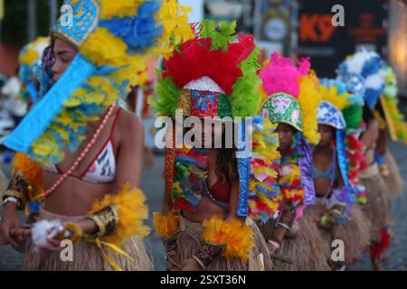 Recife, Brasile. 25 febbraio 2025. PE - RECIFE - 02/25/2025 - CARNEVALE DI RECIFE, INCONTRO DI CABOCLINHOS E TRIBÙ INDIGENE - incontro di Caboclinhos e tribù indigene nel quartiere di Recife nell'area centrale della capitale Pernambuco. 24 gruppi seguono una processione da Avenida Rio Branco a Praca do Arsenal. Foto: Marlon Costa/AGIF (foto di Marlon Costa/AGIF/Sipa USA) credito: SIPA USA/Alamy Live News Foto Stock