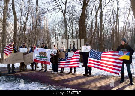 Kiev, Kiev, Ucraina. 25 febbraio 2025. Gli americani stanno tenendo i segni che condannano la Russia e protestano contro l'attuale politica statunitense nei confronti dell'Ucraina al di fuori dell'ambasciata americana a Kiev, Ucraina. (Credit Image: © Andreas Stroh/ZUMA Press Wire) SOLO PER USO EDITORIALE! Non per USO commerciale! Foto Stock