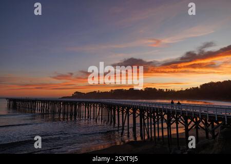 San Simeon, California, Stati Uniti. 21 febbraio 2025. La gente cammina sul molo di San Simeon a San Simeon Cove mentre riapriva al pubblico il 21 febbraio, dopo cinque mesi di un progetto di riparazione da 3,6 milioni di dollari necessario dopo diversi anni di danni causati dalla tempesta, i funzionari hanno costretto a chiudere il molo nel 2023 al William Randolph Hearst Memorial Beach Park di fronte al castello di Hearst. (Credit Image: © Jonathan Alcorn/ZUMA Press Wire) SOLO PER USO EDITORIALE! Non per USO commerciale! Foto Stock