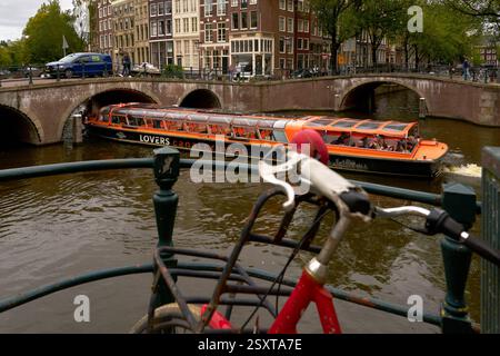 Amsterdam, Paesi Bassi – 16 settembre 2024 crociera sui canali Keizersgracht Canal Amsterdam Paesi Bassi. Una crociera sul canale Keizersgracht. Foto Stock