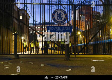 Londra, Regno Unito. 25 febbraio 2025. Bovril Gate a Stamford Bridge dopo che un manifestante ha lasciato a terra banconote false. I tifosi del Chelsea si sono riuniti in vista della partita casalinga contro il Southampton per protestare contro la proprietà del club sotto Clearlake Capital e Todd Boehly. Credito: Fotografia dell'undicesima ora/Alamy Live News Foto Stock