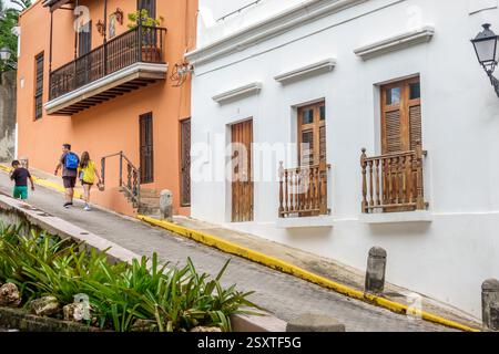 San Juan Puerto Rico, Viejo Old San Juan, vicino a Calle Rafael Cordero, architettura coloniale, edifici colorati, facciata bianca, balconi in legno, ringhiere in ferro Foto Stock