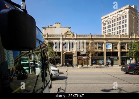 L'edificio Curry costruito nel 1915 e un autobus lungo Portage Avenue a Winnipeg, Manitoba, Canada Foto Stock