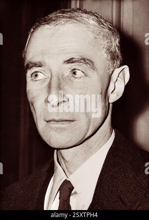 J. Robert Oppenheimer (1904-1967), spesso chiamato il "padre della bomba atomica", è stato un fisico teorico americano che ha servito come direttore del Los Alamos Laboratory del Manhattan Project durante la seconda guerra mondiale Foto Stock