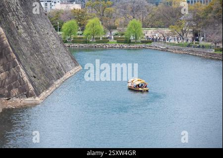 Vista di una barca turistica all'interno del complesso del Castello di Osaka a Osaka, Giappone. Foto Stock