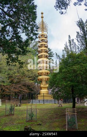 Una statua dorata a spirale nel Parco Nara e nel Tempio Tōdai-ji nella Prefettura di Nara, Isola di Honshu, Giappone. Foto Stock