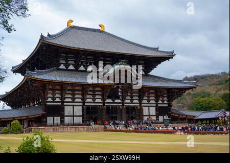 Il tempio Todaiji di Nara è un sito patrimonio dell'umanità dell'UNESCO e uno dei più importanti templi buddisti del Giappone che ospita la sala del grande Buddha Foto Stock