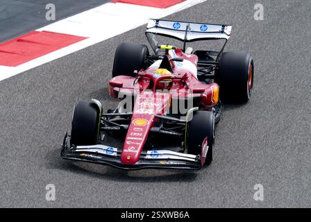 Il pilota Ferrari Lewis Hamilton il primo giorno di test pre-stagionali al Bahrain International Circuit di Sakhir. Data foto: Mercoledì 26 febbraio 2025. Foto Stock