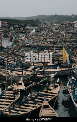 Le barche da pesca sulla costa di Elmina, Ghana, nella zona povera della città dell'Africa occidentale. Foto Stock