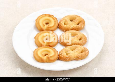 Assortimento di biscotti danesi al burro serviti su un piatto bianco. Foto Stock