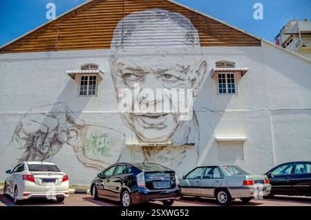 Old Uncle with Coffee Cup - grande murale dell'uomo che tiene una Teacup su un muro di un edificio Foto Stock