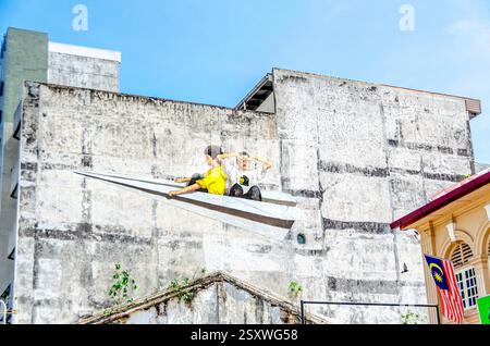 Piano di carta - Street Art raffigurante bambini su un aereo di carta contro un muro di cemento Foto Stock