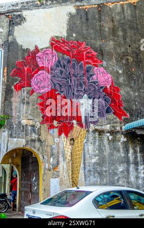 Cono del gelato con fiori di fusione - murale colorato con fiori di fusione gelato gelato in un cono del gelato waffle Foto Stock