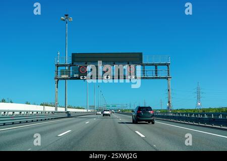 Vista dell'autostrada con scheda elettronica e indicatore di velocità per il movimento del cancello. Foto Stock