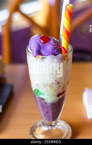 Halo-halo con una pallina di gelato di Ubium servito come popolare delizia fredda in un ristorante nelle Filippine Foto Stock