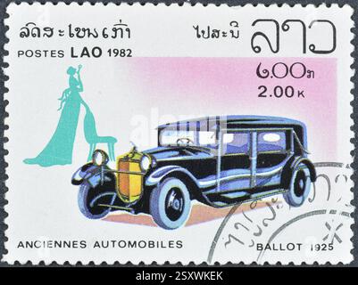 Francobollo cancellato stampato dal Laos, che mostra Ballot 1925, circa 1982. Foto Stock