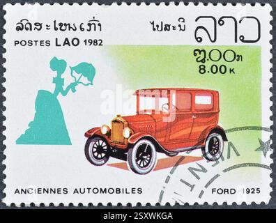 Francobollo cancellato stampato da Laos, che mostra Ford, 1925, circa 1982. Foto Stock