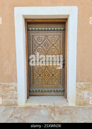 Porta in legno decorato con motivo geometrico Foto Stock