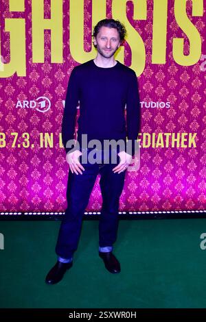 Moritz Heidelbach zu Gast auf dem roten Teppich bei der Premiere der ARD TV serie Ghosts im Kino Cinenova AM 25.02.2025 in Koeln NRW Deutschland *** Moritz Heidelbach come ospite sul Red carpet alla prima della serie TV ARD Ghosts al cinema Cinenova il 25 febbraio 2025 a Colonia NRW Germania Foto Stock