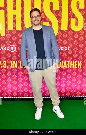 Jan van Weyde zu Gast auf dem roten Teppich bei der Premiere der ARD TV serie Ghosts im Kino Cinenova AM 25.02.2025 in Koeln NRW Deutschland *** Jan van Weyde come ospite sul Red carpet alla prima della serie TV ARD Ghosts al cinema Cinenova il 25 febbraio 2025 a Colonia NRW Germania Foto Stock