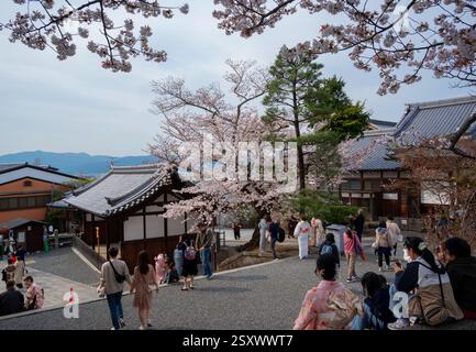 Turisti al complesso del tempio di Kiyomizu-dera, un tempio buddista situato nella parte orientale di Kyoto, in Giappone. Foto Stock