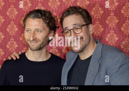 Moritz Heidelbach e Jan van Weyde bei der Premiere der ARD Comery-serie Ghosts im Cinenova. Köln, 25.02.2025 *** Moritz Heidelbach e Jan van Weyde alla prima della serie ARD Comery Ghosts a Cinenova Colonia, 25 02 2025 foto:XR.xSchmiegeltx/xFuturexImagex ghosts 5290 Foto Stock