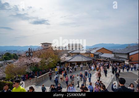 Turisti al complesso del tempio di Kiyomizu-dera, un tempio buddista situato nella parte orientale di Kyoto, in Giappone. Foto Stock