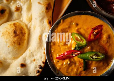 Piatto indiano al curry con pane naan Foto Stock