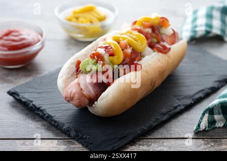 Hot dog di Sonora. Tradizionale hot dog messicano su un tavolo di legno Foto Stock