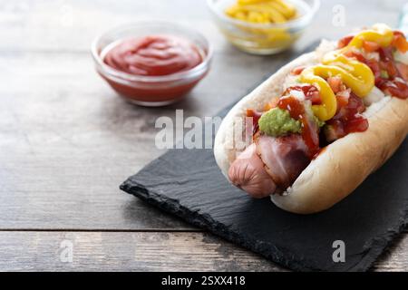 Hot dog di Sonora. Tradizionale hot dog messicano su un tavolo di legno Foto Stock