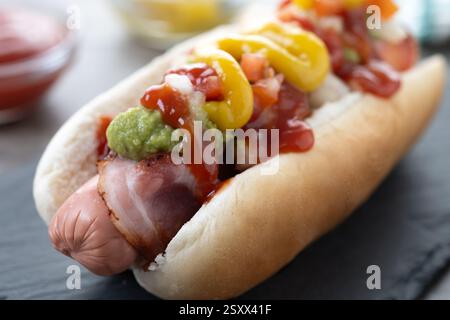 Hot dog di Sonora. Tradizionale hot dog messicano su un tavolo di legno Foto Stock