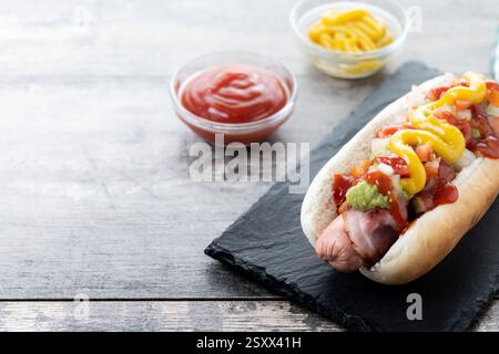 Hot dog di Sonora. Tradizionale hot dog messicano su un tavolo di legno Foto Stock