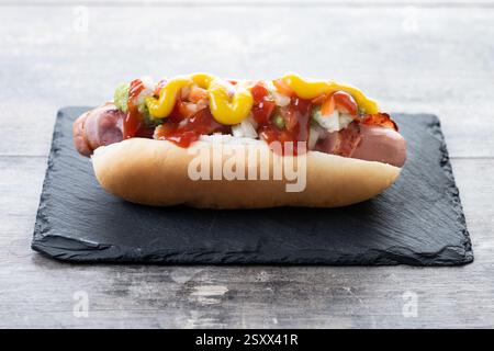 Hot dog di Sonora. Tradizionale hot dog messicano su un tavolo di legno Foto Stock
