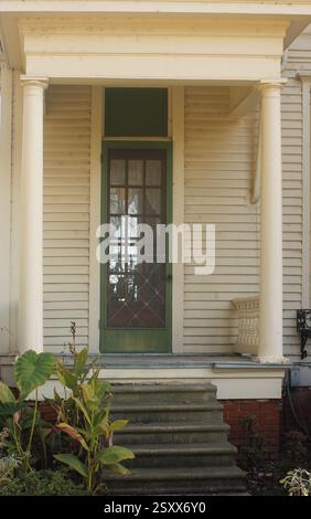 Storica residenza in stile coloniale situata nella regione rurale del Texas orientale Foto Stock