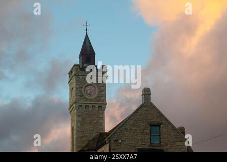 Nuvole di albicocche circondano Porthleven Clocktower/edificio del Bickford-Smith Institute | Coenwall Foto Stock