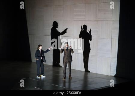 Amelie Willberg als Lennox, Gloomb, u.a. und Marc Oliver Schulze als Cridle während der Fotoprobe für das Stück die heilige Johanna der Schlachthöfe im Berliner Ensemble a Berlino, 25. Febbraio 2025. // Von Bertolt Brecht. Regie und Bühne Dusan David Parizek. Kostüme Kamila Polivkova. Premiere AM 27. Febbraio 2025. Berliner Ensemble Die heilige Johanna der Schlachthöfe *** Amelie Willberg nel ruolo di Lennox, Gloomb, a e Marc Oliver Schulze nel ruolo di Cridle durante le prove fotografiche per l'opera teatrale Die heilige Johanna der Schlachthöfe al Berliner Ensemble di Berlino, 25 febbraio 2025 di Bertolt Brecht Direct Foto Stock
