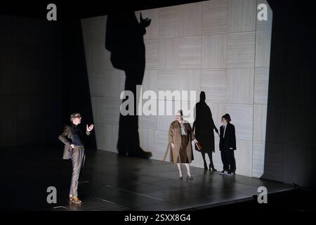 Marc Oliver Schulze als Cridle, Stefanie Reinsperger als Mauler und Amelie Willberg als Lennox, Gloomb, u.a., v.l., während der Fotoprobe für das Stück die heilige Johanna der Schlachthöfe im Berliner Ensemble a Berlino, 25. Febbraio 2025. // Von Bertolt Brecht. Regie und Bühne Dusan David Parizek. Kostüme Kamila Polivkova. Premiere AM 27. Febbraio 2025. Berliner Ensemble Die heilige Johanna der Schlachthöfe *** Marc Oliver Schulze interpreta Cridle , Stefanie Reinsperger interpreta Mauler e Amelie Willberg interpreta Lennox, Gloomb, u a , V l , durante le prove fotografiche per la commedia Die heilige Johanna der Schl Foto Stock