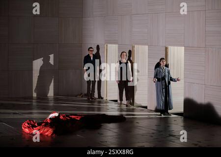 Marc Oliver Schulze als Cridle, Nina Bruns als Frau Luckerniddle, Martha und Amelie Willberg als Lennox, Gloomb, u.a., v.l., während der Fotoprobe für das Stück die heilige Johanna der Schlachthöfe im Berliner Ensemble a Berlino, 25. Febbraio 2025. // Von Bertolt Brecht. Regie und Bühne Dusan David Parizek. Kostüme Kamila Polivkova. Premiere AM 27. Febbraio 2025. Berliner Ensemble Die heilige Johanna der Schlachthöfe *** Marc Oliver Schulze nel ruolo di Cridle , Nina Bruns nel ruolo di Mrs. Luckerniddle, Martha e Amelie Willberg nel ruolo di Lennox, Gloomb, u a , V l , durante le prove fotografiche per la commedia Die heilig Foto Stock