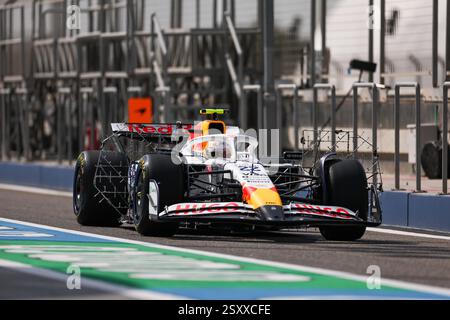 BAHREIN, BAHREIN - FEBBRAIO 26: Yuki Tsunoda del Giappone alla guida del (22) Visa Cash App RB Formula One Team RB01 durante il primo giorno dei test di F1 al Bahrain International Circuit il 26 febbraio 2025 in Bahrein, Bahrein. (Foto di Qian Jun/MB Media) Foto Stock