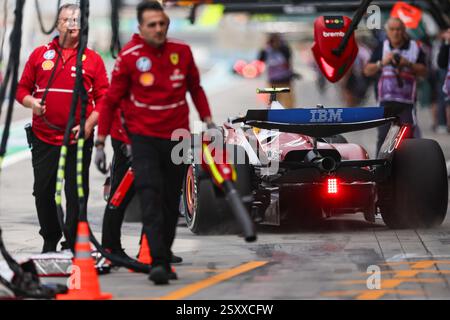 BAHRAIN, BAHRAIN - FEBBRAIO 26: Lewis Hamilton della Gran Bretagna alla guida della Ferrari SF-25 (44) durante il primo giorno dei test di F1 al Bahrain International Circuit il 26 febbraio 2025 in Bahrain, Bahrain. (Foto di Qian Jun/MB Media) Foto Stock