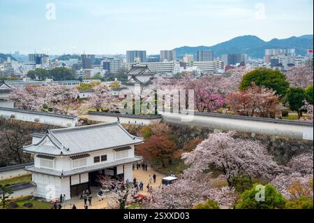 Vista aerea del complesso del castello di Himeji, situato a Himeji, Hyōgo, Giappone. Foto Stock