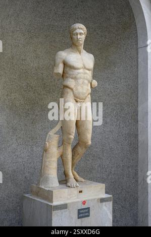Roma. Italia. Statua di Doryphorus / Doryphoros "portatore di lancia", prima copia imperiale romana di un originale in bronzo di Policleito del 440 a.C. circa. Braccio Foto Stock