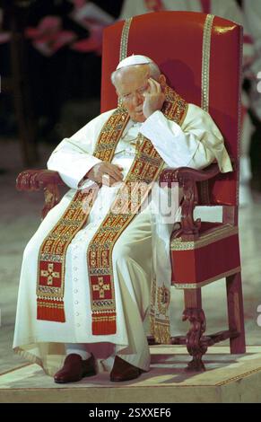 Sconosciuto. 26 febbraio 2025. Foto del file datata 23 febbraio 2000. Papa Giovanni Paolo II partecipa ad una cerimonia in Vaticano. Foto: Eric Vandeville credito: Abaca Press/Alamy Live News Foto Stock