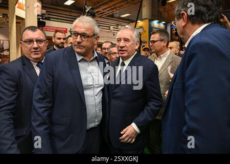 Il primo ministro Francois Bayrou visita per la seconda volta il 2025 Agricultural Show, a porte de Versailles, Parigi, il 26 febbraio 2025. - 26/02/2025 - Francia / Ile-de-France (regione) / Parigi - Julien Mattia / le Pictorium Foto Stock