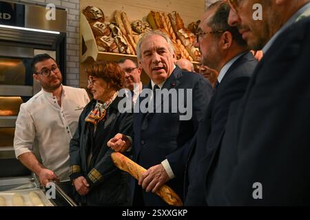 Il primo ministro Francois Bayrou visita per la seconda volta il 2025 Agricultural Show, a porte de Versailles, Parigi, il 26 febbraio 2025. - 26/02/2025 - Francia / Ile-de-France (regione) / Parigi - Julien Mattia / le Pictorium Foto Stock